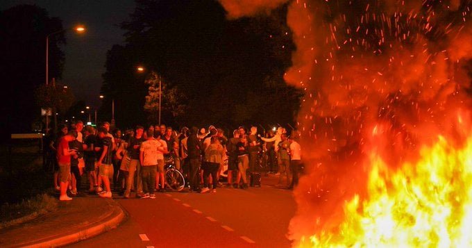 A mintegy hatvan tüntető autógumikat égetett egy támaszpont előtt, ahol Kabulból kimenekített afgánokat helyeznek el •  Fotó: Facebook/Manav Sachdeva Maasoom