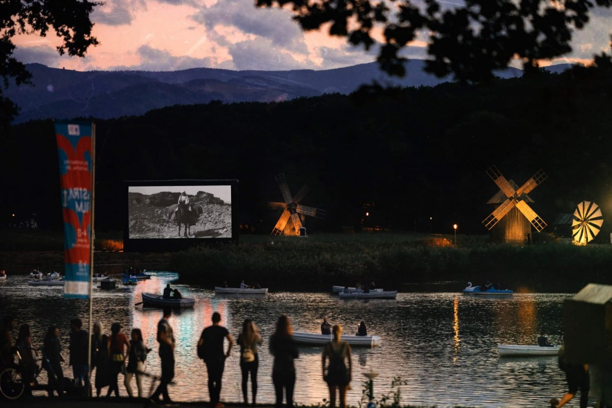 Csónakokban ülve is nézhet filmeket az Astra fesztivál közönsége a nagyszebeni falumúzeumban • Fotó: Astra Film Festival / Facebook