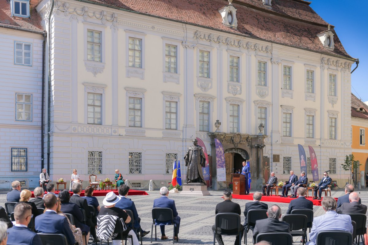 A 300 éve született Samuel von Brukenthal háromméteres szobrát Nagyszeben központjában, impozáns helyszínen állították föl •  Fotó: Presidency.ro