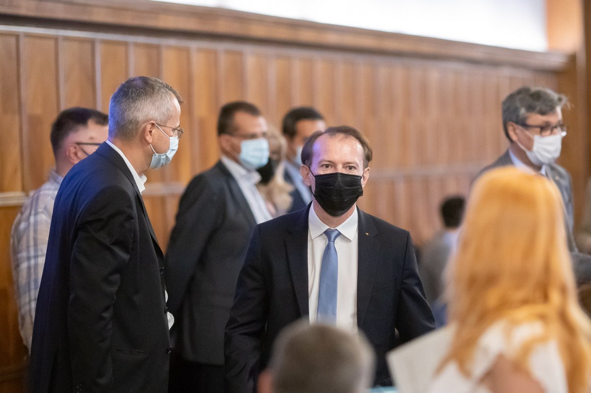 Florin Cîţu (középen) már elküldte az államfőnek a minisztere visszahívásáról szóló rendeletet •  Fotó: Gov.ro