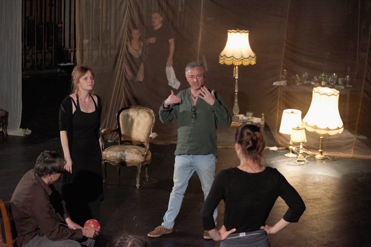 Kézdi Imola színésznő (balra) és Yuri Kordonsky rendező (középen) a kolozsvári Cseresznyéskert című előadás próbáján • Fotó: Kolozsvári Állami Magyar Színház