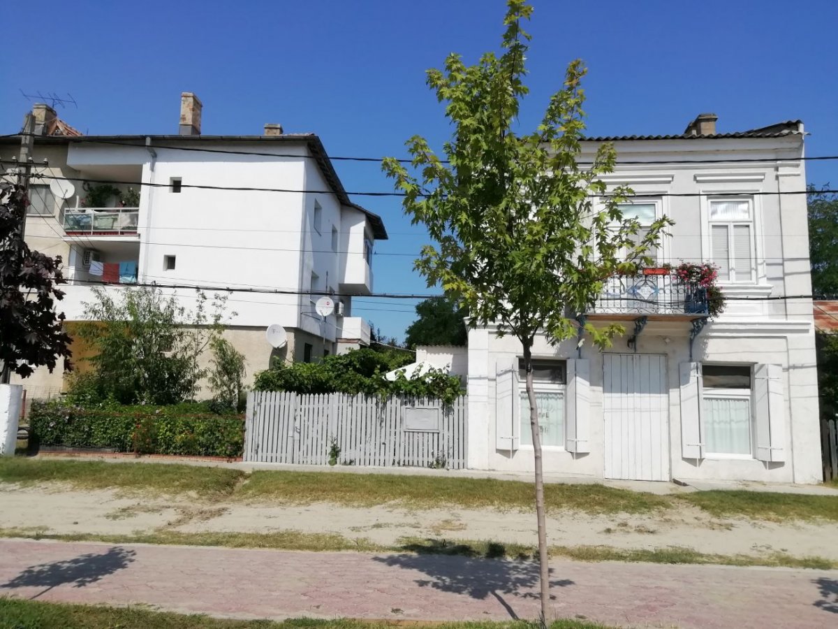 Történelmi korok és építészeti stílusok ütközése Szentgyörgy központjában •  Fotó: Oláh Eszter