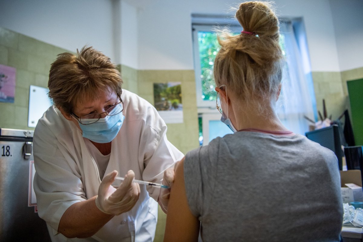 Az átoltottság országosan nem sokkal haladja meg a 26 százalékot. Ételjegyeket és pénznyereményeket is bevet az arány növelése érdekében a kormány •  Fotó: MTI/Balogh Zoltán