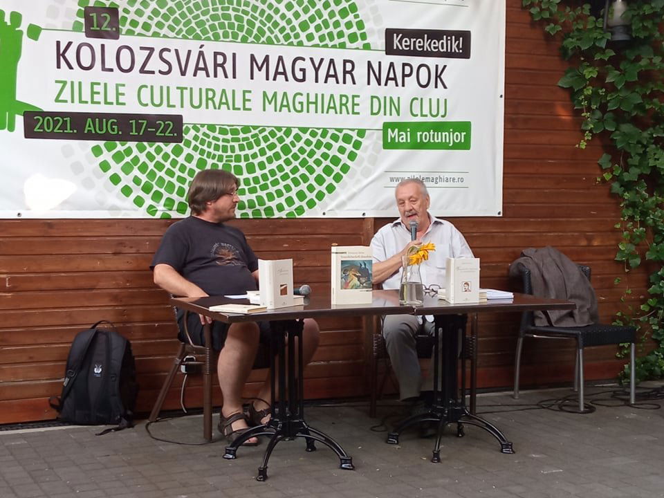 Ferenczes István (jobbra) : „ha székely kenyér, székely bicska és szalonna kerül a székely asztalára, oda nem ártana bizony a könyv se” • Fotó: Tóth Gödri Iringó