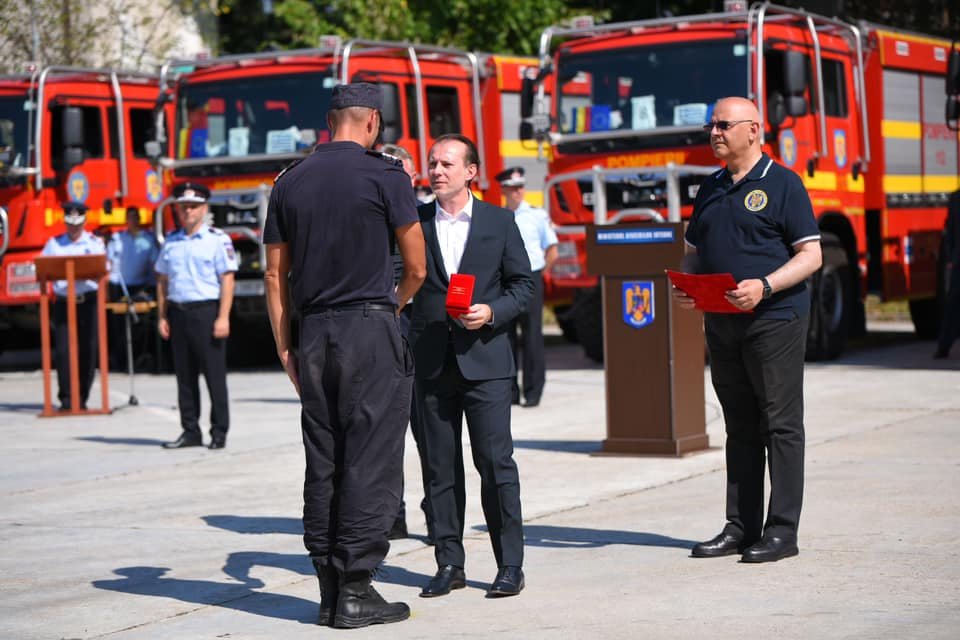 A tűzoltók a katasztrófavédelmi főigazgatóság becsületérmét is megkapták a Ciolpani-ban szervezett ceremónián •  Fotó: Facebook/ Departamentul pentru Situaţii de Urgenţă