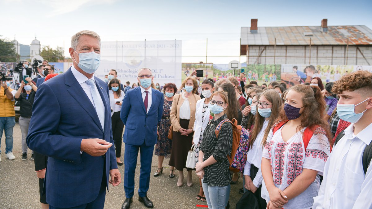 Klaus Iohannis államfő és Sorin Cîmpeanu oktatási miniszter Valea Doftanei község I. Károly román királyról elnevezett szakközépiskolájának tanévnyitóján •  Fotó: Presidency.ro