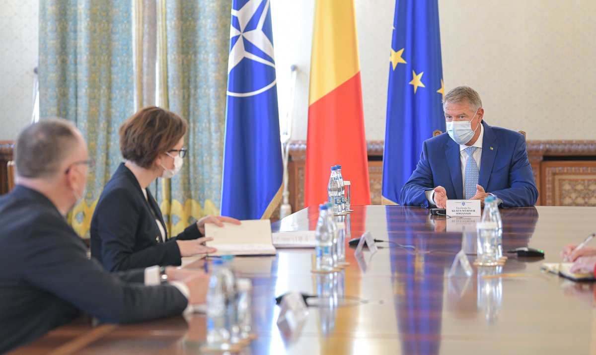 Az államfő Ioana Mihăilă egészségügyi és Sorin Cîmpeanu oktatási miniszterrel egyeztetett •  Fotó: Presidency.ro