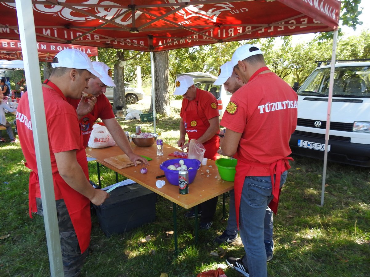 „Bevetésen” a körösfői tűzoltócsapat •  Fotó: Makkay József