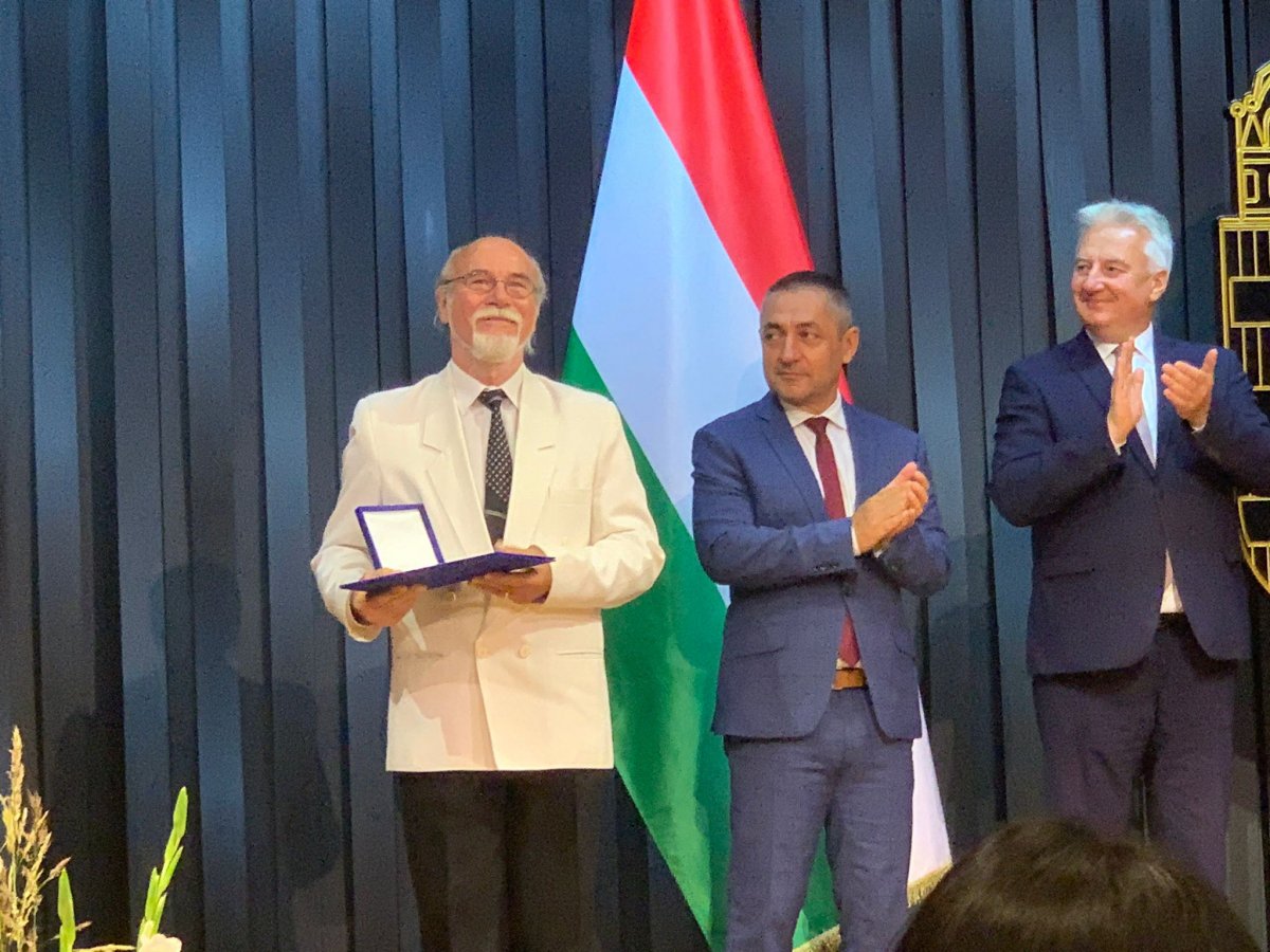 Meleg Vilmos színművész a Kallós-díjjal az ünnepi átadón