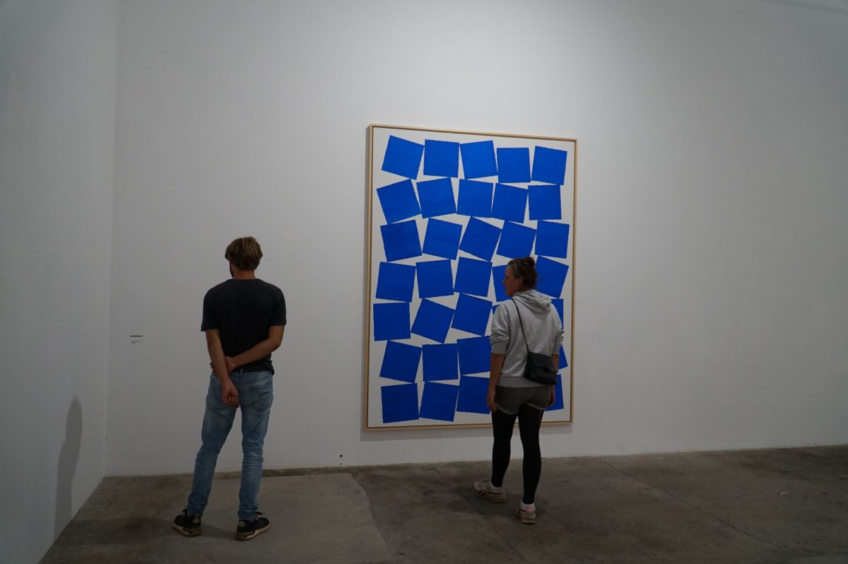 A kolozsvári Gyufagyár utcában található kiállítótérben tekinthető meg a Monokróm történetek című kiállítás • Fotó: Deák Szidónia