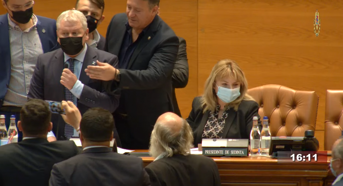 Florin Romantól elvették a mikrofont, és távozott az elnöki emelvényről, az ülés levezetését Anca Dragu (jobbra) szenátusi elnök vette át • Fotó: Videófelvétel