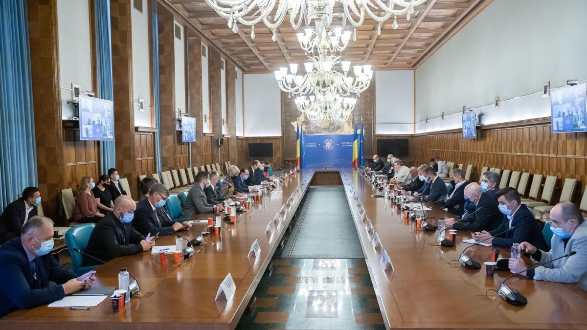 A minimálbérről egyeztettek kedden a kormány, a szakszervezetek és a munkáltatók képviselői, konkrétumok október végére várhatók •  Fotó: Facebook/Florin Cîţu