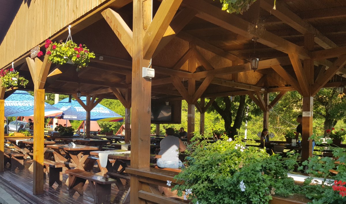 A menedékház tágas terasza a természetvédelmi terület bejáratánál •  Fotó: Kisréti Zsombor