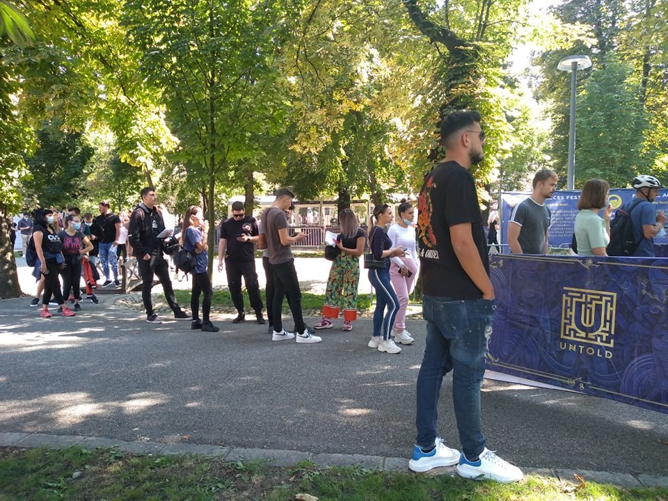 Hosszú sorok kígyóztak szerdán, hogy a fesztiválozók átvegyék az Untoldra szóló belépőket • Fotó: Deák Szidónia