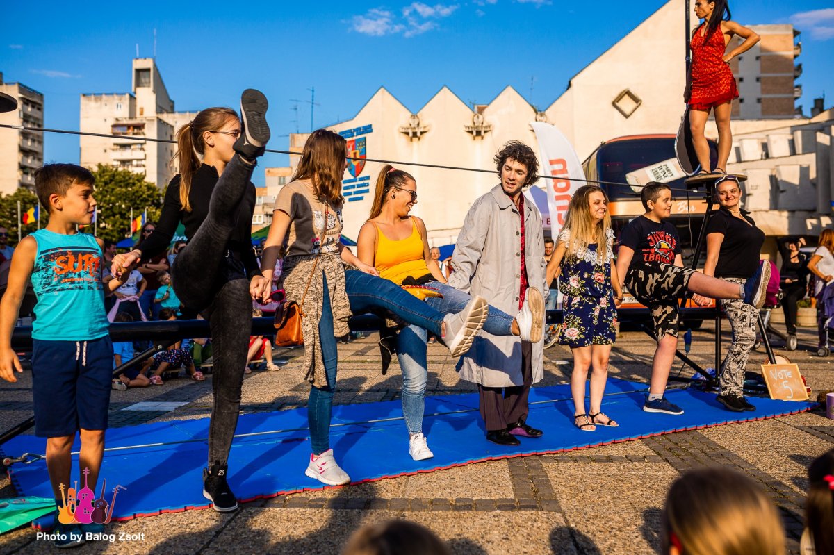 Meghökkentő mutatványokat láthatnak az érdeklődők a szatmárnémeti utcazene-fesztiválon •  Fotó: StreetMusic Festival Satu Mare / Facebook