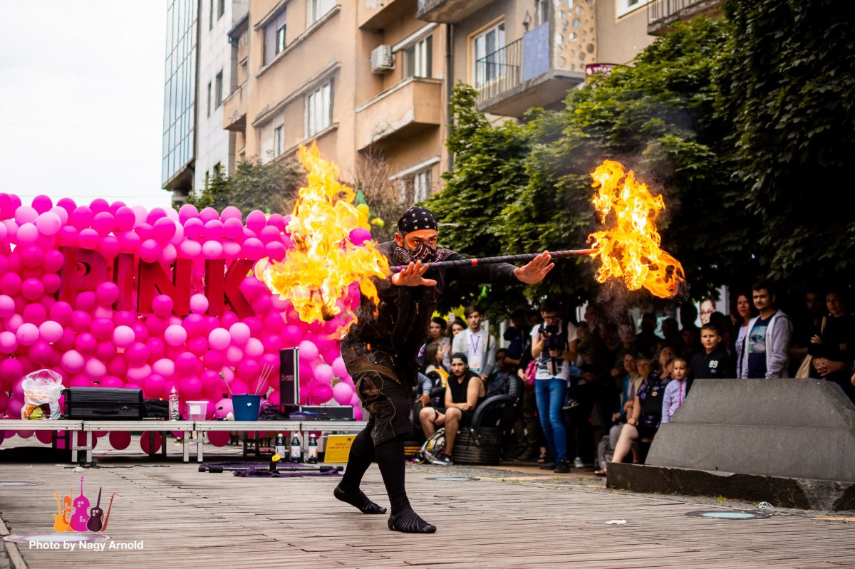 Tűzzsonglőrök és artisták nyűgözik le a látogatókat •  Fotó: StreetMusic Festival Satu Mare / Facebook