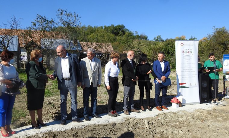 Alapkőletétel és új óvoda a Fehér megyei Magyarpéterfalván és Vajasdon