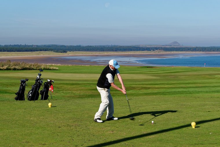 Mindenkinek ajánlja Iohannis a gazdagok sportját, szerinte a golf egyáltalán nem csak a kivételezetteké