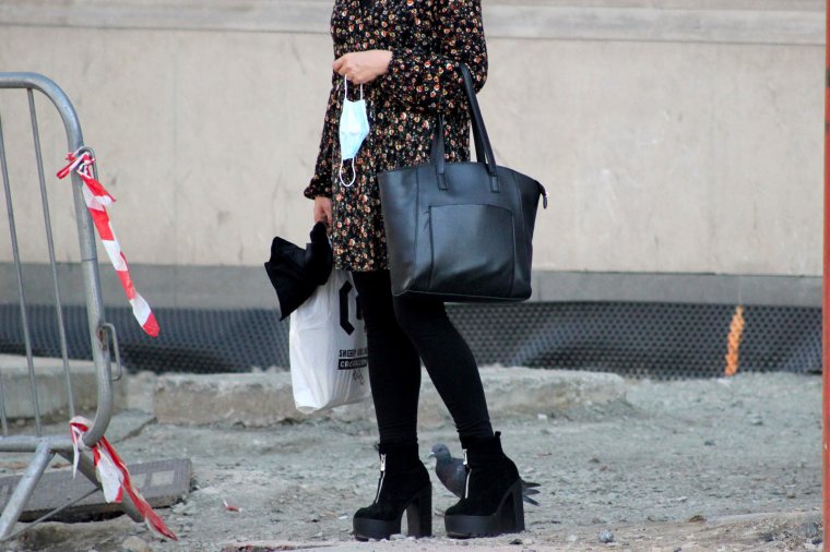 Egészségügyi miniszter: a védőmaszk viselése ismét javasolt a zárt terekben