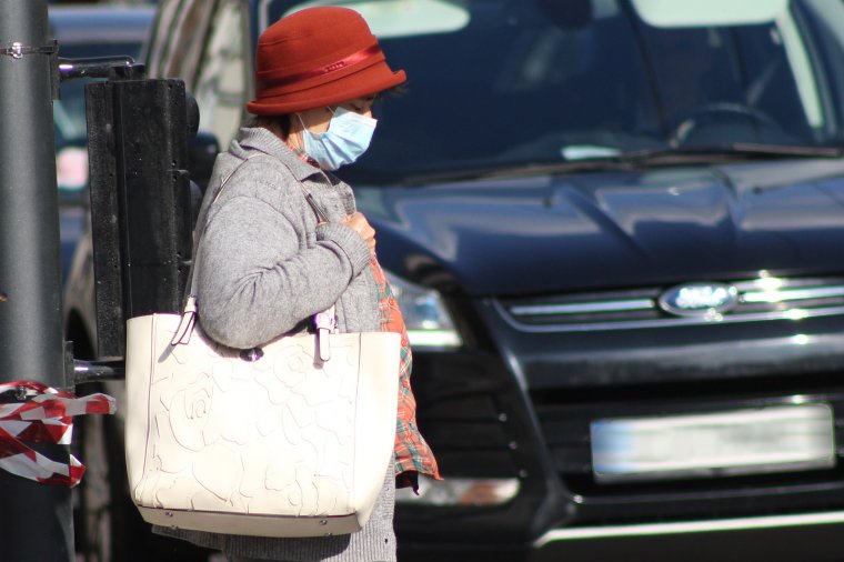 Kötelezővé válik a védőmaszk használata szabadtéren is a 6 ezrelékes incidenciát meghaladó településeken