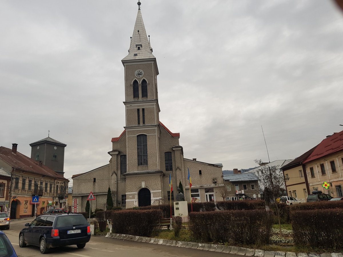 A református templom Abrudbánya főterén •  Fotó: Makkay József