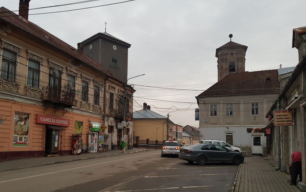 Abrudbánya főterén a római katolikus és az unitárius templom tornya •  Fotó: Makkay József