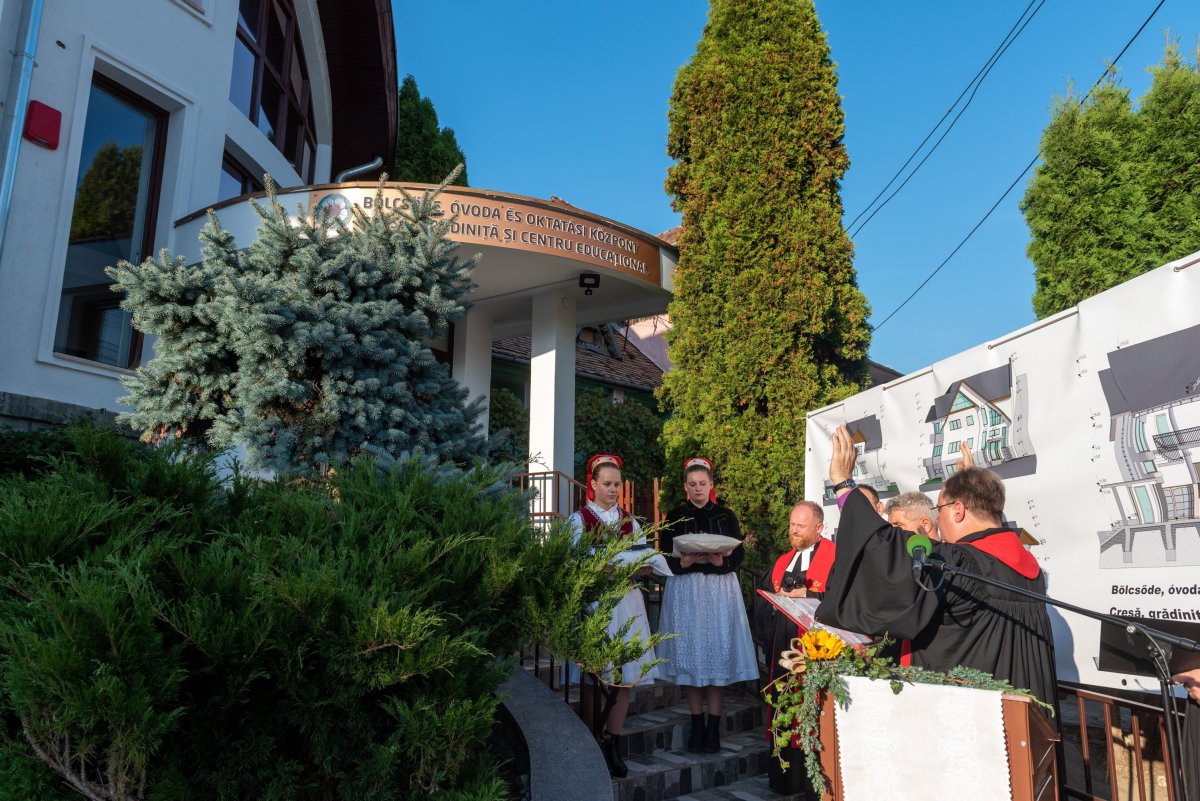 Adorjáni Dezső Zoltán evangélikus-lutheránus püspök áldást mond az új evangélikus óvoda, bölcsőde és oktatási központ átadóünnepségén •  Fotó: MTI/Kiss Gábor