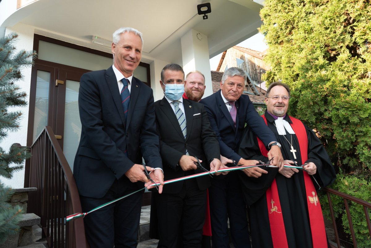 Soltész Miklós államtitkár, Ioan Turc, Beszterce polgármestere, Grezsa István miniszteri biztos és Adorjáni Dezső Zoltán püspök elvágja a nemzeti színű szalagot •  Fotó: MTI/Kiss Gábor