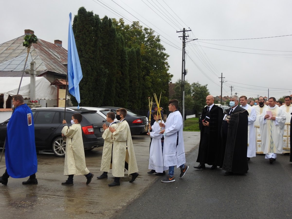 A templomszentelésre érkező lelkészek és ministráló gyerekek •  Fotó: Makkay József