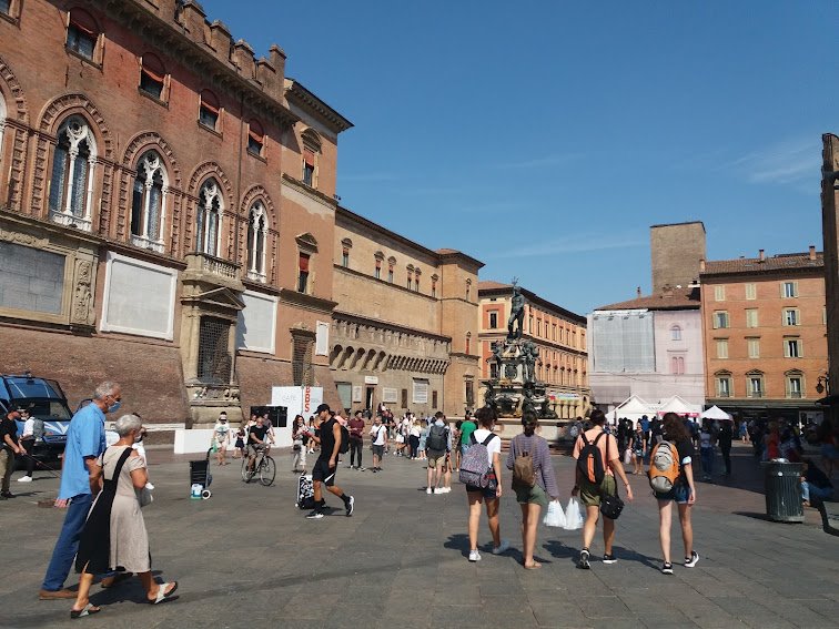 Bologna központjában sokan kültéren is viselik az arcvédőt •  Fotó: Pap Melinda