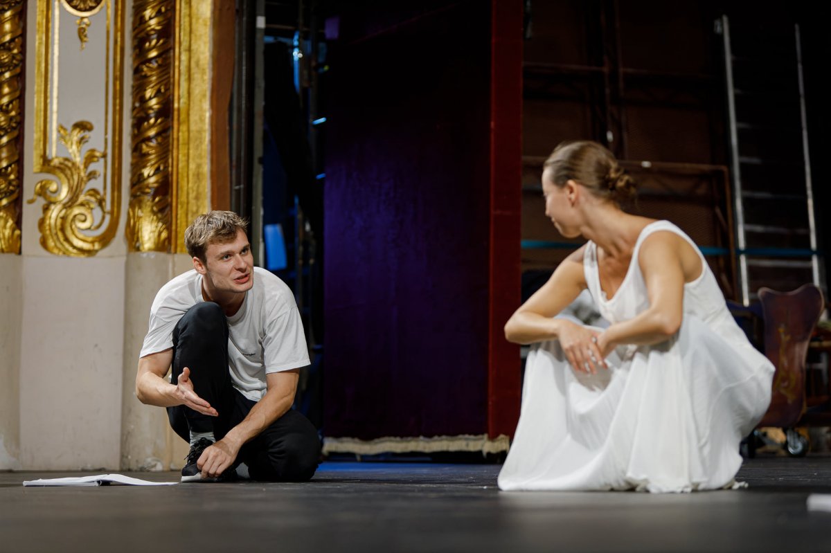 Scurtu Dávid (Csongor) és Kocsis Anna (Tünde) a nagyváradi Szigligeti Színház évadnyitó előadásában • Fotó: Szigligeti Színház