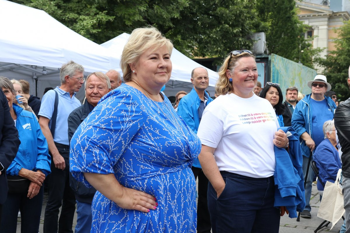 Erna Solberg norvég kormányfő (középen) jó hírrel szolgált hazája polgárainak •  Fotó: Erna Solberg/Facebook