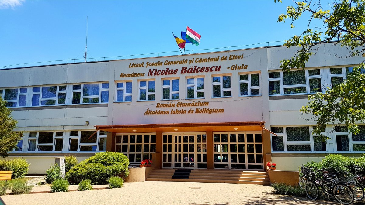 A gyulai Nicolae Bălcescu román tannyelvű gimnázium. A magyarországi románok támogatják Románia schengeni integrációját •  Fotó: Facebook