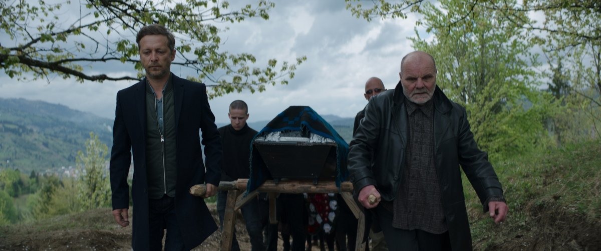 A kolozsvári Molnár Levente (balról) játssza a Hasadék című, a Máramarosi-havasokban forgatott film főszerepét • Fotó: Hasadék