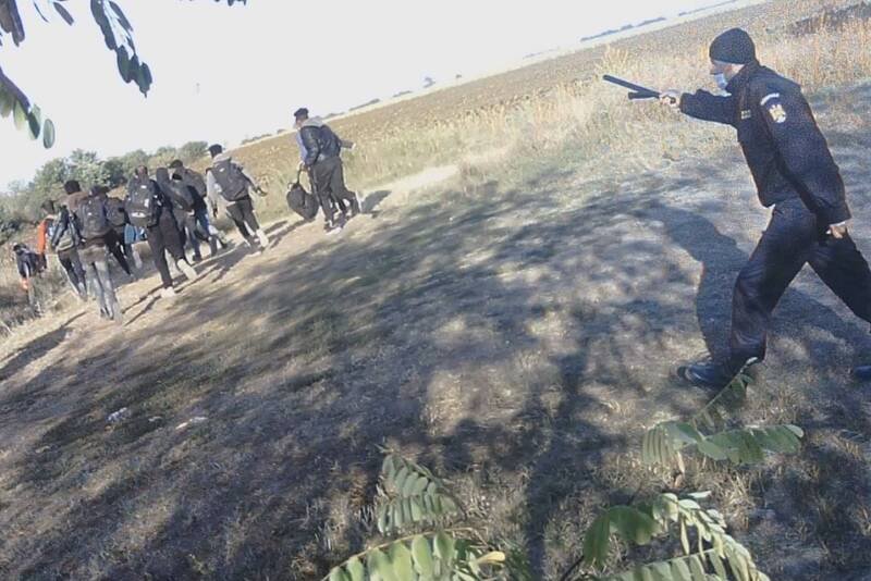 A Lighthouse Reports szeptember 8-án készült felvételén román határőr terelget vissza bevándorlókat a szerbiai Majdan felé •  Fotó: Liberation.fr/Lighthouse Reports