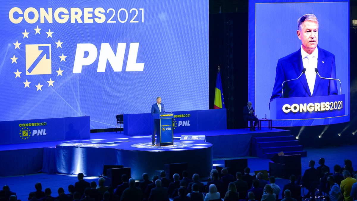 Klaus Iohannis államfő maszk nélkül mond beszédet a PNL nagygyűlésén •  Fotó: Presidency.ro
