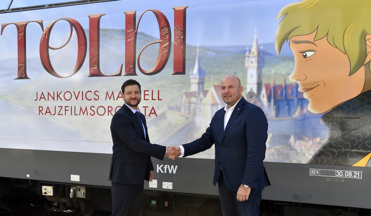 Papp Dániel, a Médiaszolgáltatás-támogató és Vagyonkezelő Alap (MTVA) vezérigazgatója és Homolya Róbert, a MÁV elnök-vezérigazgatója a Toldi című animációs sorozatot népszerűsítő Traxx mozdony bemutatóján •  Fotó: MTI/Máthé Zoltán