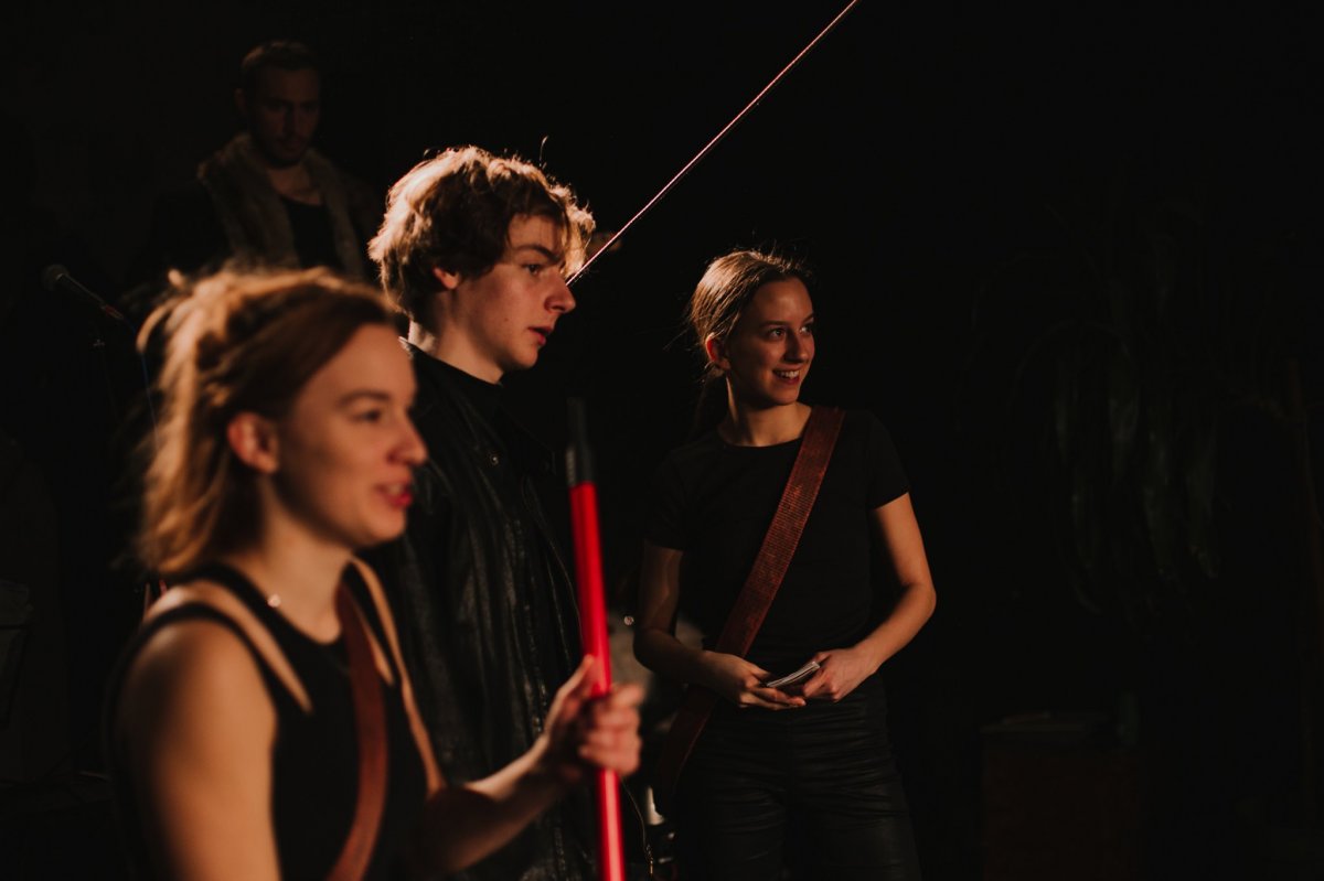 Bertolt Brecht A kaukázusi krétakör című darabja a Marosvásárhelyi Művészeti Egyetem másodéves mesterszakos színészosztályának előadásában •  Fotó: Facebook/Szín-Tár-Fesztivál