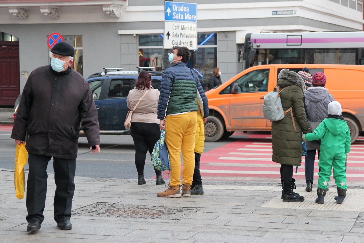 Hamarosan legalább az utcán megszabadulhatunk a maszktól •  Fotó: Jakab Mónika