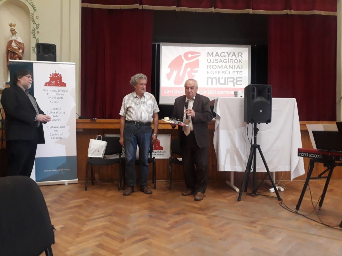 Hat évtizede a pályán. Szekernyés János (jobbra) munkásságát Szabó Zsolt (középen) méltatta a díjátadáson •  Fotó: Szucher Ervin