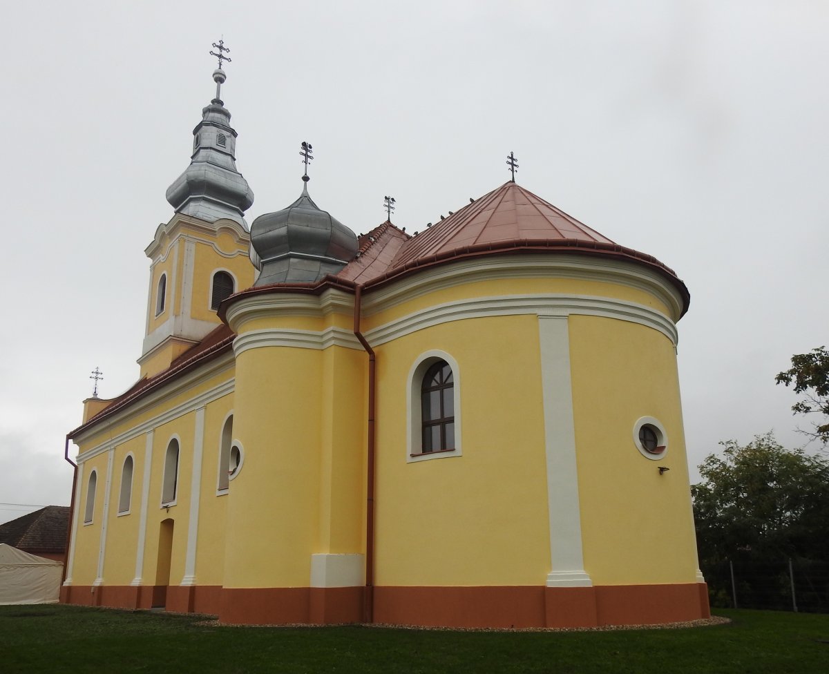 A nagypeleskei görögkatolikus templom a templomudvarból •  Fotó: Makkay József