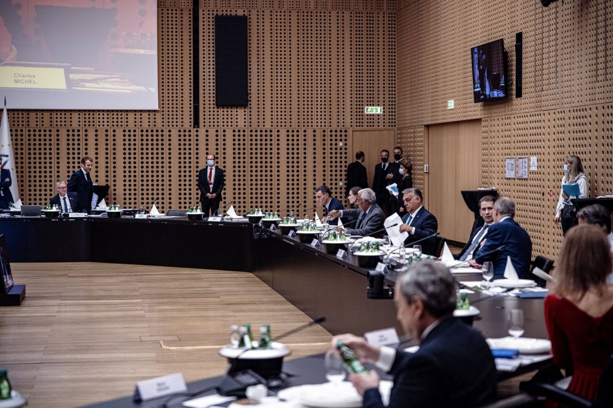 Orbán Viktor az európai uniós állam- és kormányfők között Brdóban • Fotó: MTI/Miniszterelnöki Sajtóiroda/Fischer Zoltán