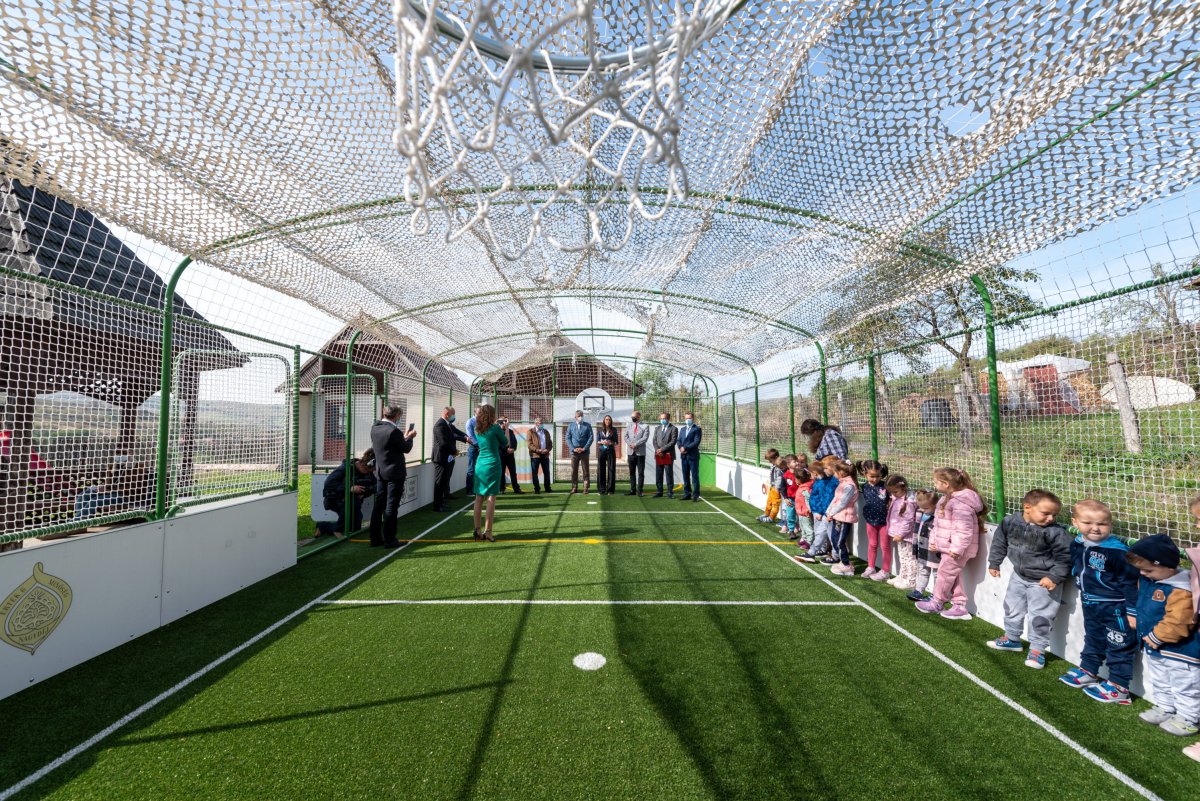 Korszerű, otthonos. Csütörtökön avatták fel a széki Általános Iskolához tartozó óvoda sportpályáját •  Fotó: MTI/Kiss Gábor