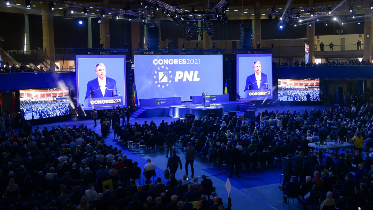 Rengeteg bírálat éri a kormányzó alakulatot amiatt, hogy a járvány negyedik hulláma közepette 5000 fős kongresszust rendez •  Fotó: Presidency.ro