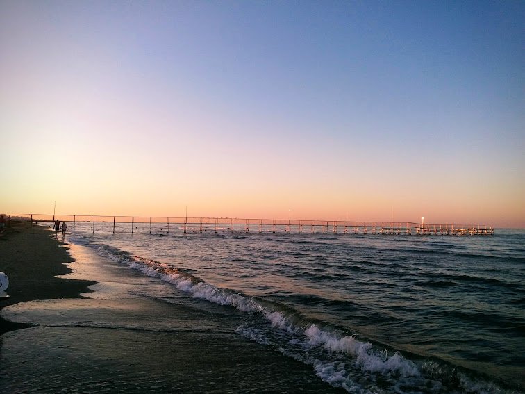 Az egyenes, homokos part esti sétára is kiváló •  Fotó: Pap Melinda