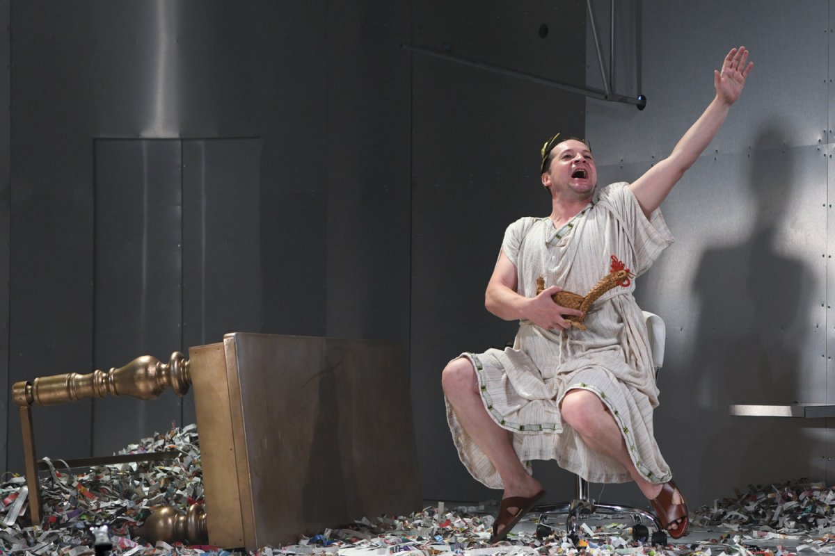 Nagy Csongor Zsolt a Nagy Romulus, a hatalmát vesztő utolsó nyugatrómai császár szerepében •  Fotó: Czinzel László/ Harag György Társulat