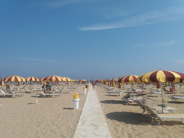 Az olaszok szeptemberben is tartják a sziesztát, ebédidőben kiürülnek a strandok •  Fotó: Pap Melinda