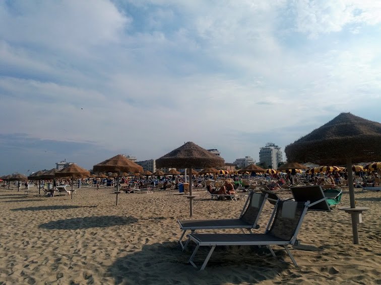 A gondozott strandokon napozóágy és napernyő is dukál a vendégnek •  Fotó: Pap Melinda