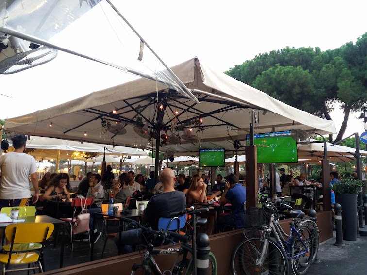 Az olasz focibajnokságot néző vendégek egy teraszon •  Fotó: Pap Melinda