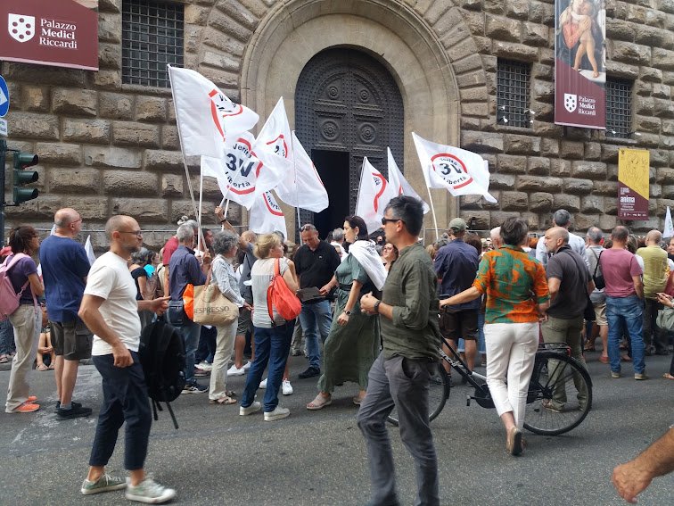 A zöldkártya ellen tüntető kisebbség Firenzében •  Fotó: Pap Melinda